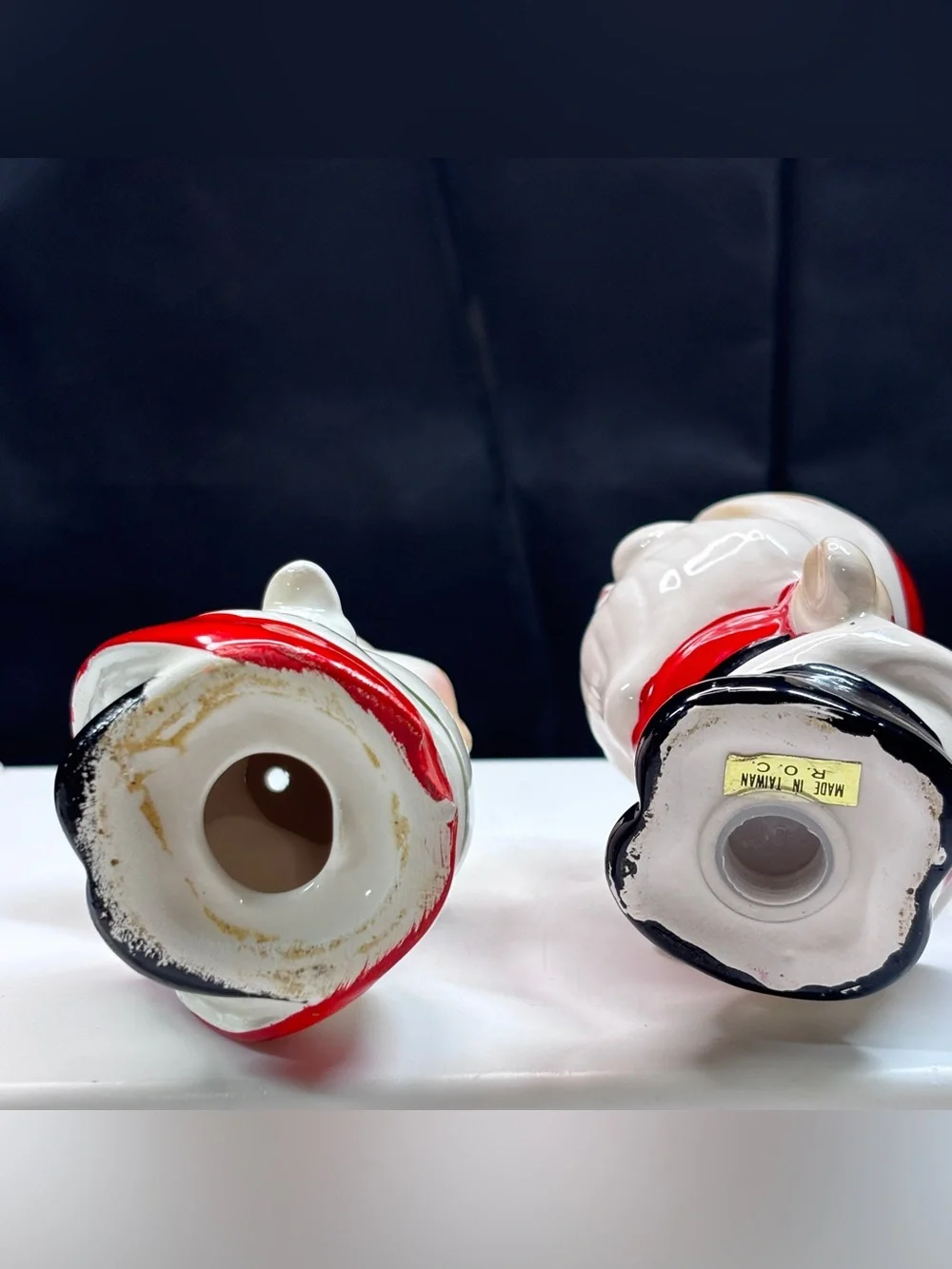 Ceramic Vtg Santa And Mrs Claus Kissing Salt & Pepper Shaker Set Taiwan